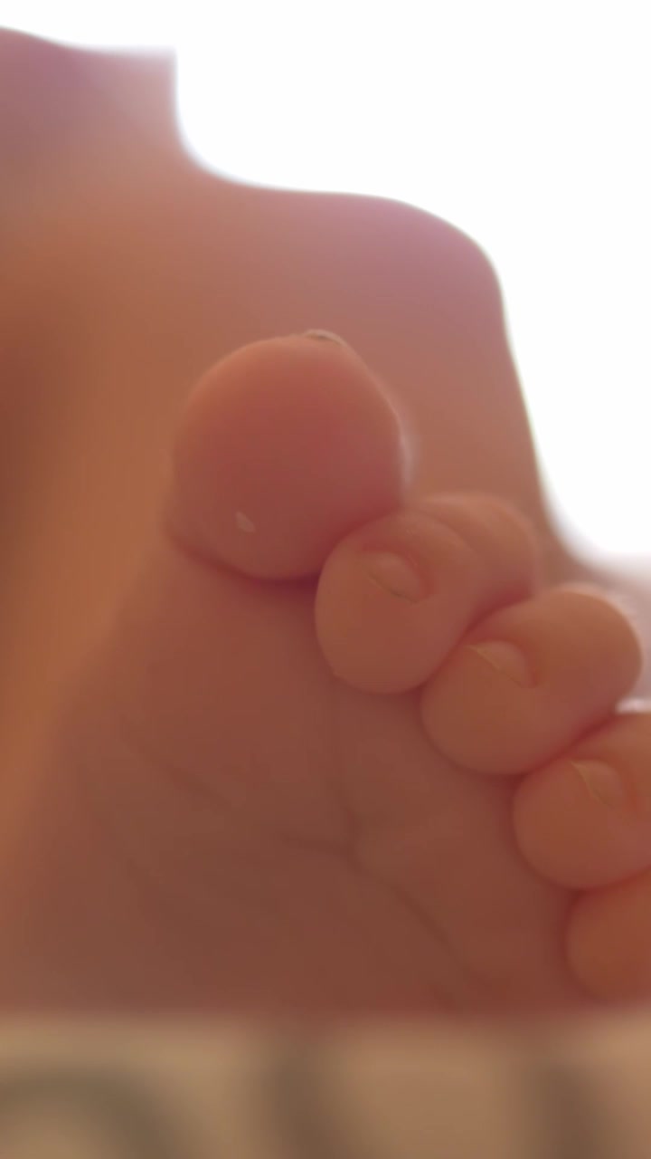 I piedi del piccolo bambino