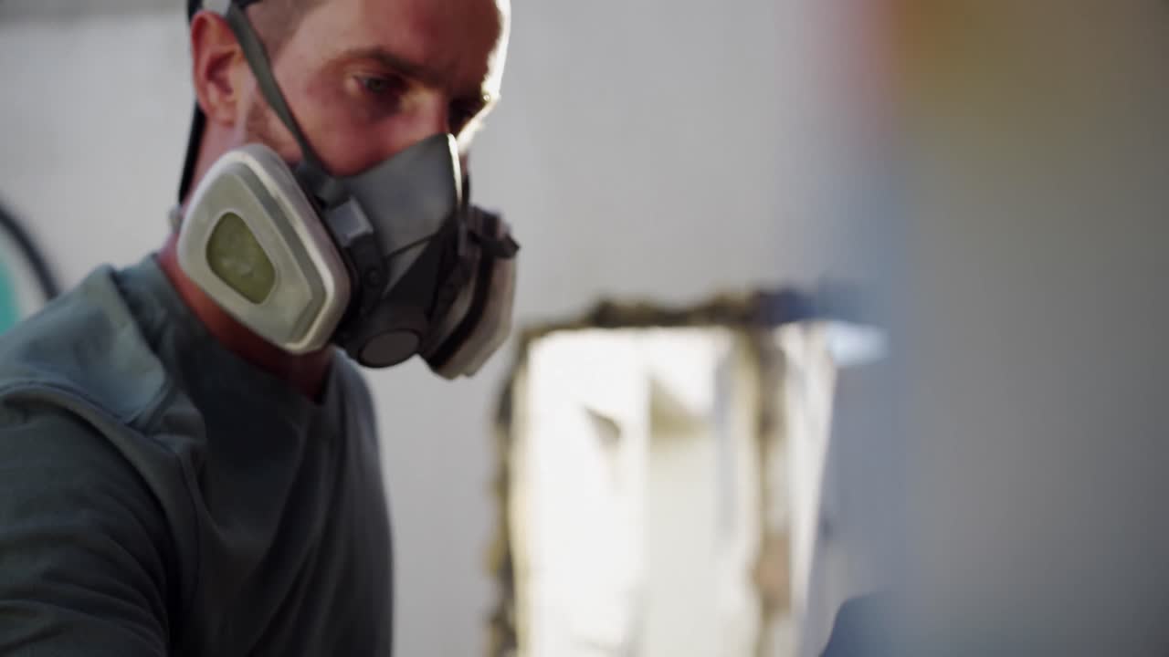 artista de graffiti pintando con spray de aerosol 4k