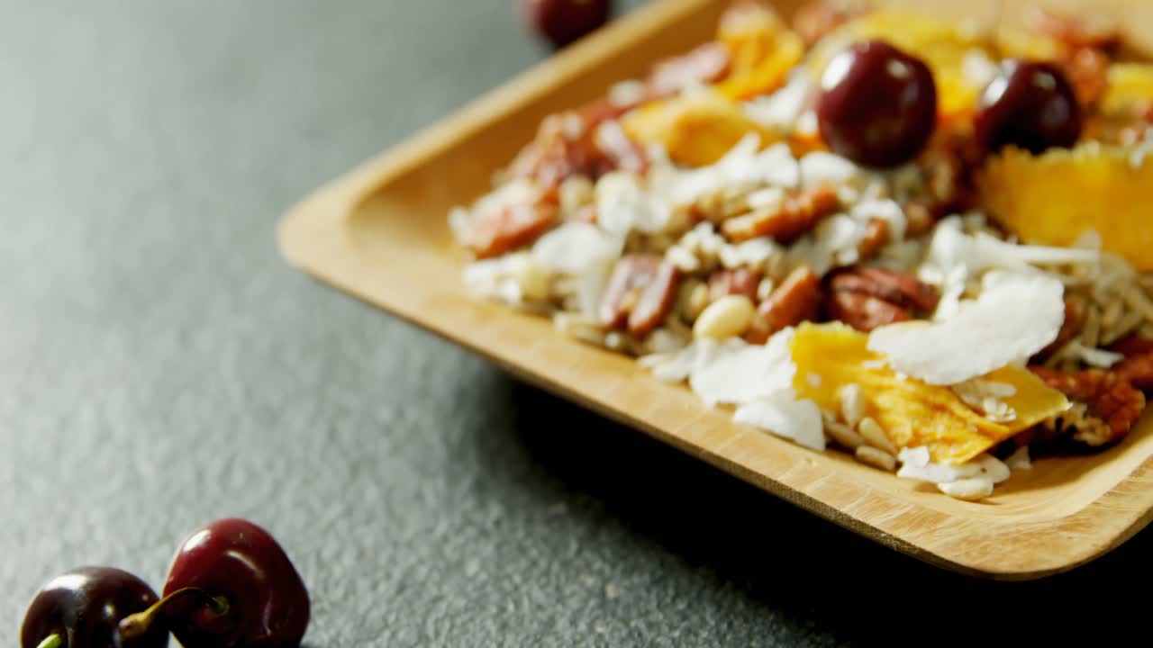 Cereali con ciliegia in un piatto 4k