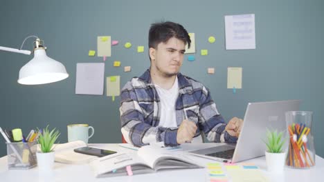 estudiante masculino con malos resultados de exámenes.