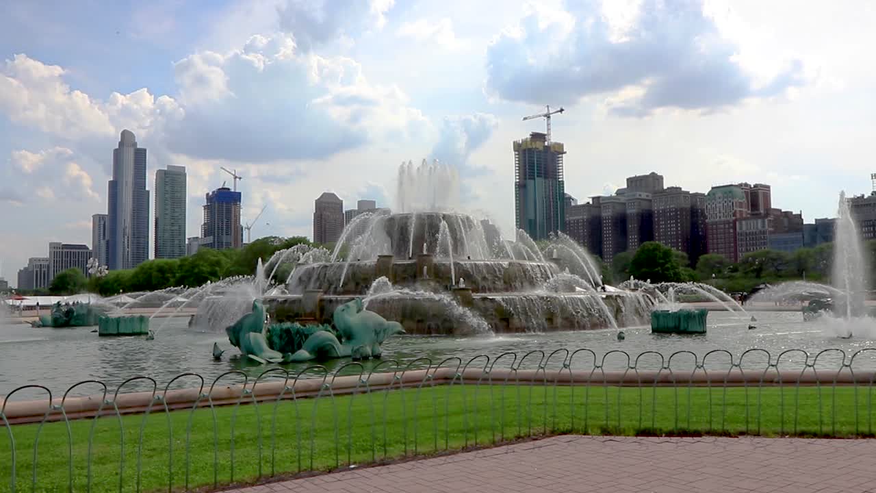 Video approaching a panoramic view of a beautiful huge water fountain with the Chicago downtown city skyline in the background