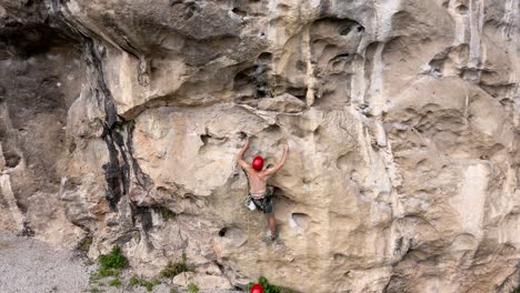 Escaladores-De-Roca-Que-Ascienden-Por-Una-Pared-Rocosa-Empinada-En-El-Valle-De-Getu,-China