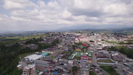 vista aérea panorámica de la colorida ciudad de filandia, quindio, colombia, región del café