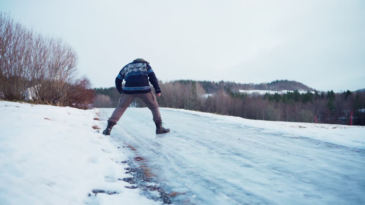 un hombre está tratando de pisar el suelo helado