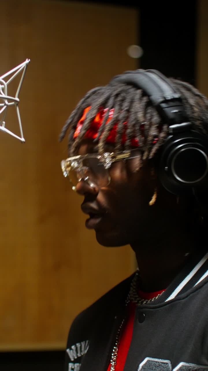 artista de grabación en el estudio