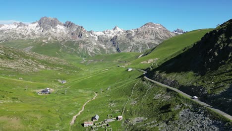 Rv-Wohnmobil-Fährt-Col-De-La-Croix-De-Fer-Gebirgspass-In-Den-Französischen-Alpen---Luftfahrt-Folgen