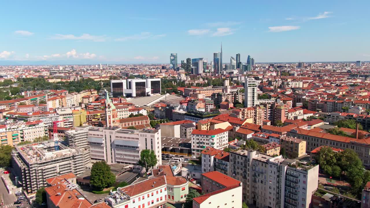 여름날에 놀라운 도시 밀라노의 점점 더 많은 것을 드러내는 공중 철수