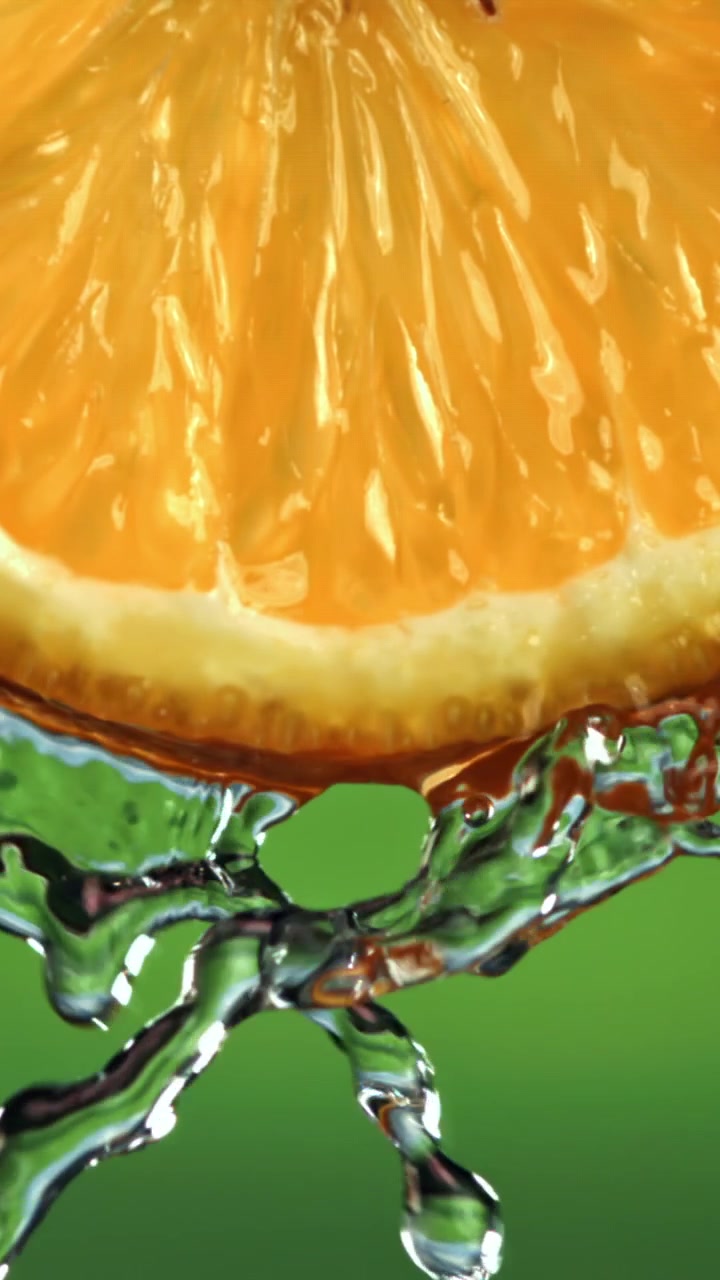 Acqua rinfrescante che schizza su una vivace fetta d'arancia