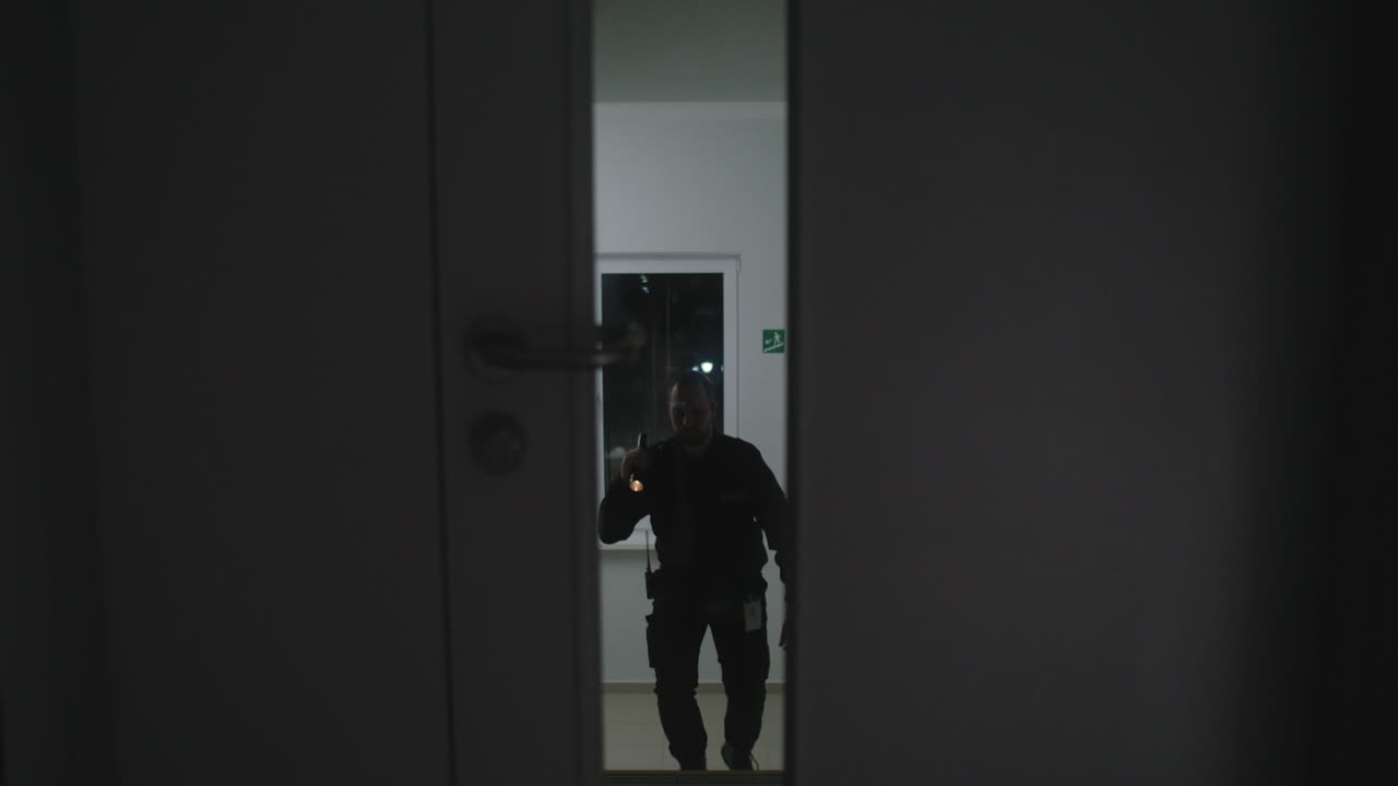 hombre en uniforme subiendo las escaleras