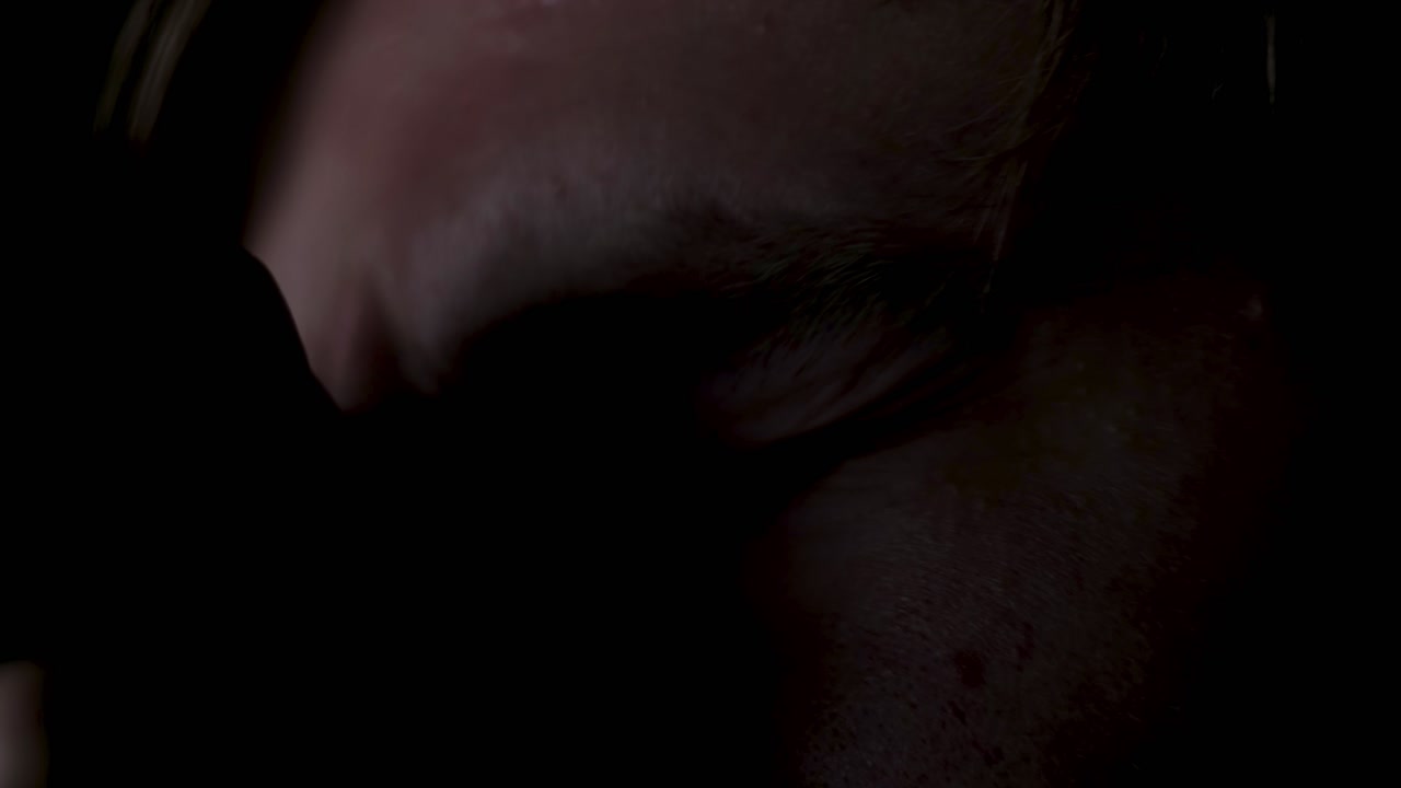 밤 에 컴퓨터 스크린 을 보고 있는 안경 을 착용 한 사람