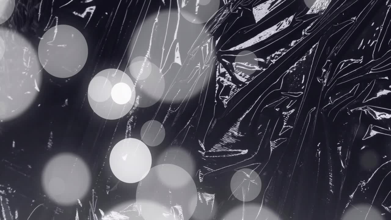 움직이는 반이는 검은 플라스틱에 빛 위에 빛의 회색과 색 반점의 애니메이션