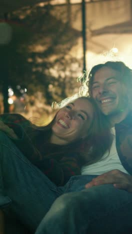 una pareja disfrutando de una noche fuera.