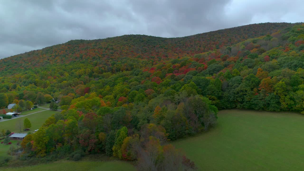 nubes tormentosas sobre las montañas de colores de otoño en carolina del norte