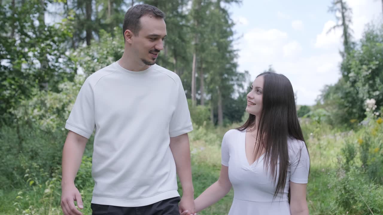 숲에서 산책 하는 커플