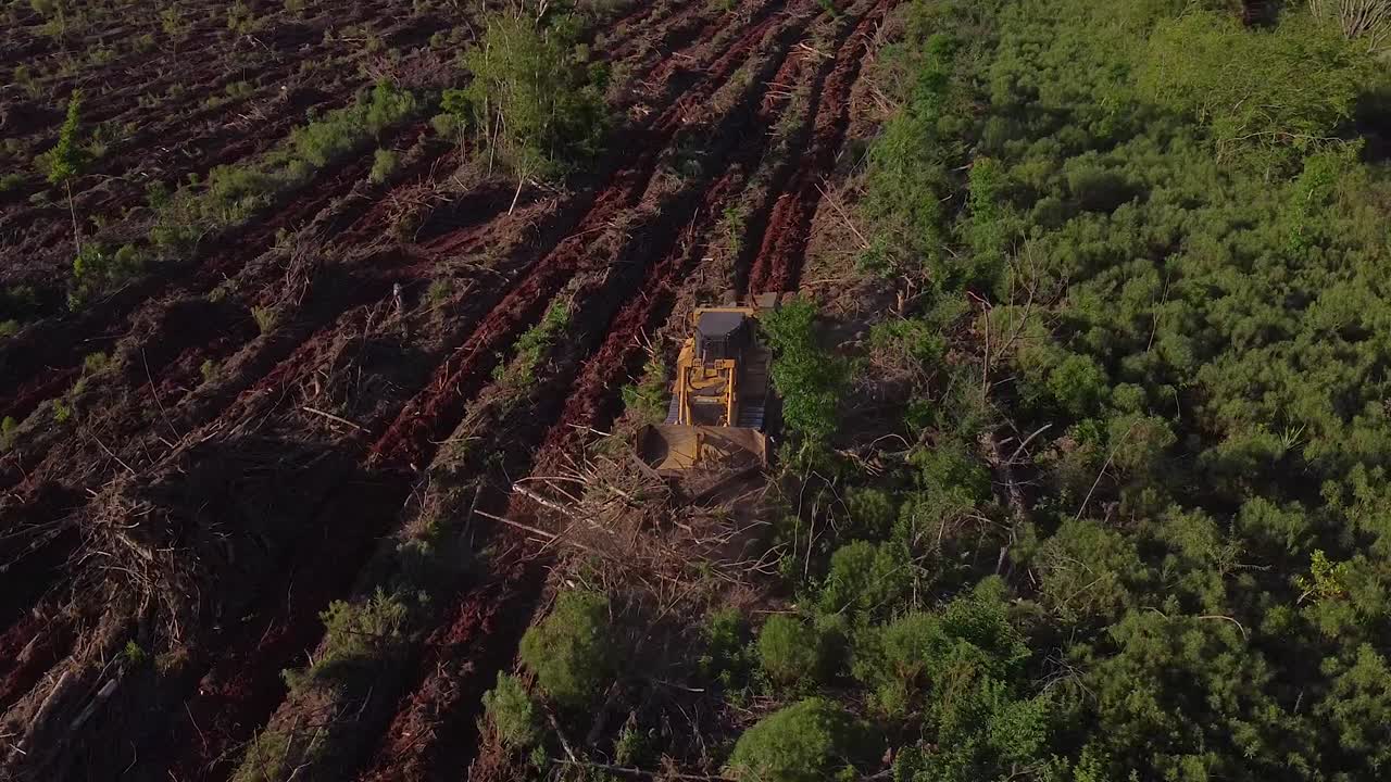 toma aérea de un avión no tripulado de una máquina de preparación de suelo que prepara tierras de agricultura en posadas de misiones argentina