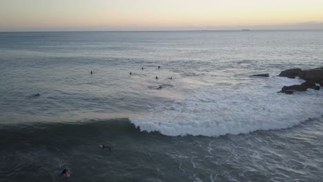 Drone-Disparó-Surfistas-Nadando-En-El-Agua-Del-Océano-Esperando-Olas