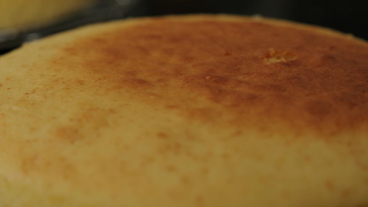 primer plano de un bizcocho recién horneado, recién salido del horno