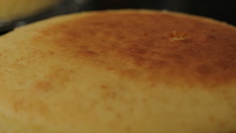 primer plano de un bizcocho recién horneado, recién salido del horno
