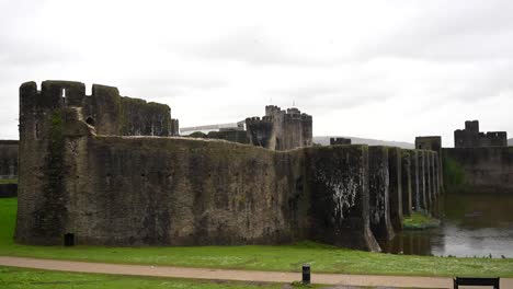 Static-shot-of-exterior-wall-of-Caerphilly-Castle-on-a-rainy-day,-Wales