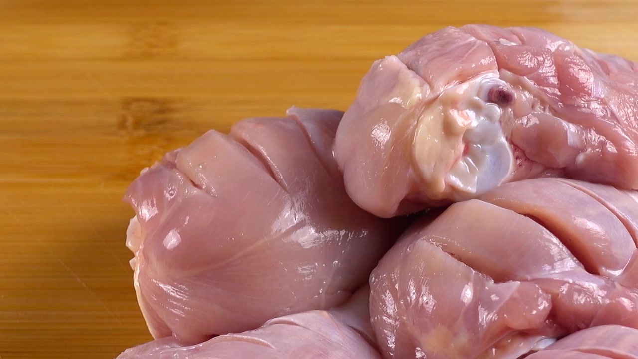 Cosce di pollo fresche sono disposte su un tagliere