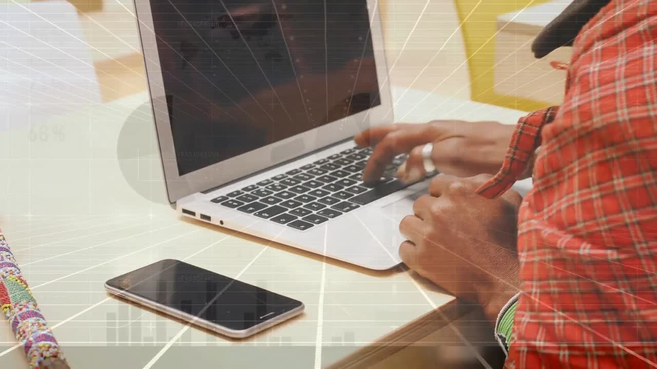 animación de conexiones sobre las manos de un hombre afroamericano usando una computadora portátil con espacio de copia