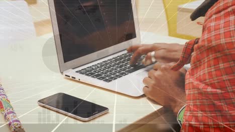 animación de conexiones sobre las manos de un hombre afroamericano usando una computadora portátil con espacio de copia