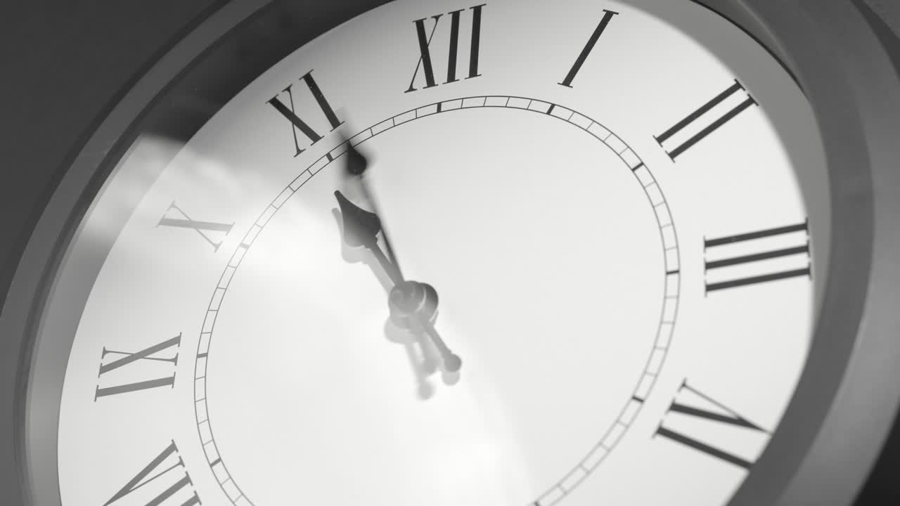 reloj latino en el lapso de tiempo en la pared gris oscuro