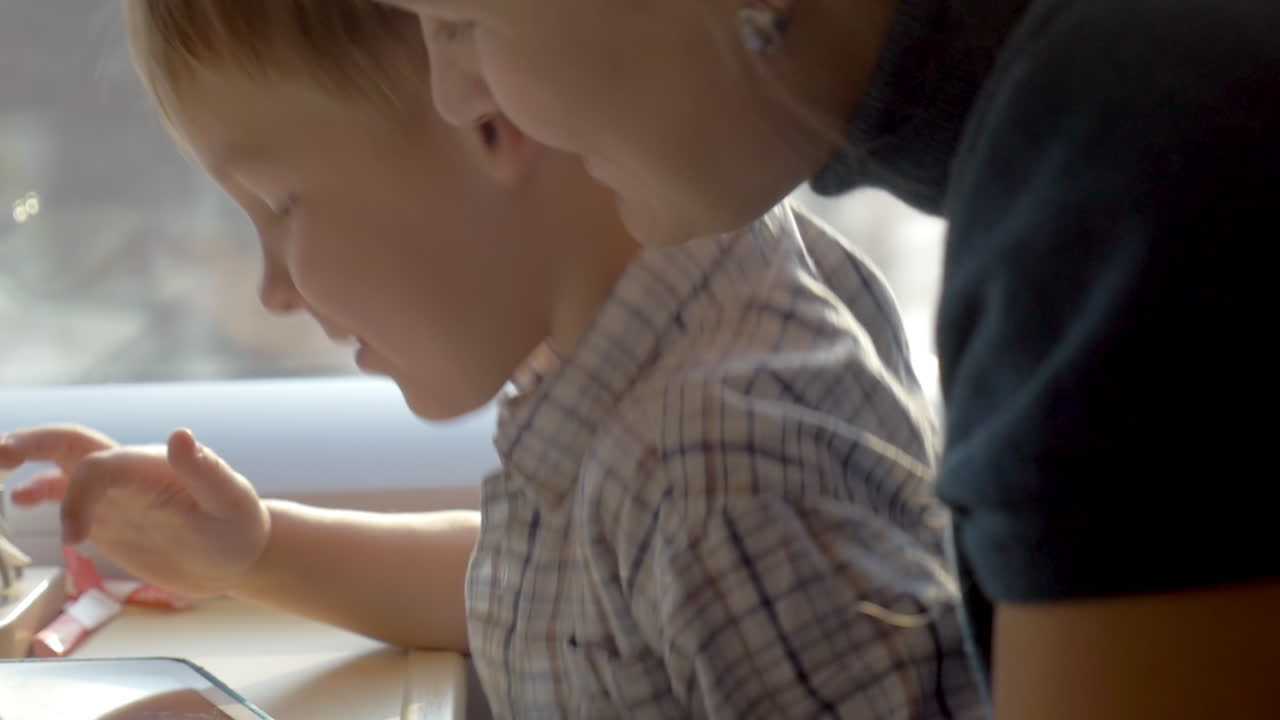 태블릿 pc 에서 게임 을 하는 소년