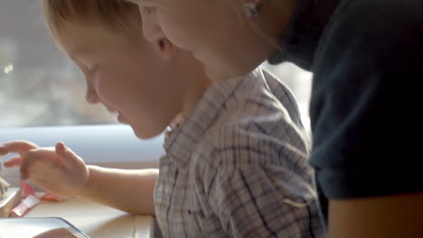 Niño-Jugando-Juegos-En-Tablet-Pc