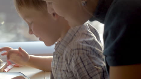 niño jugando a los juegos en la tableta