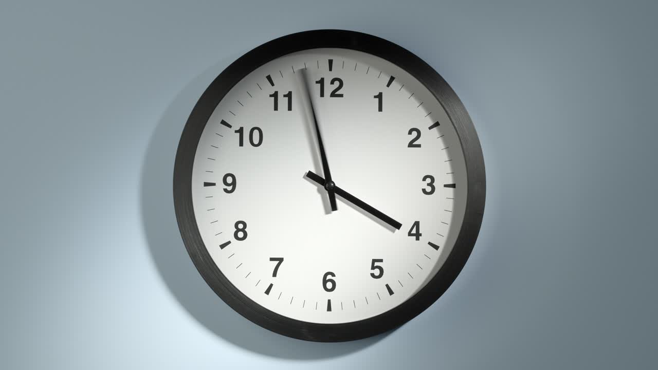 cara del reloj en la pared azul claro en el lapso de tiempo