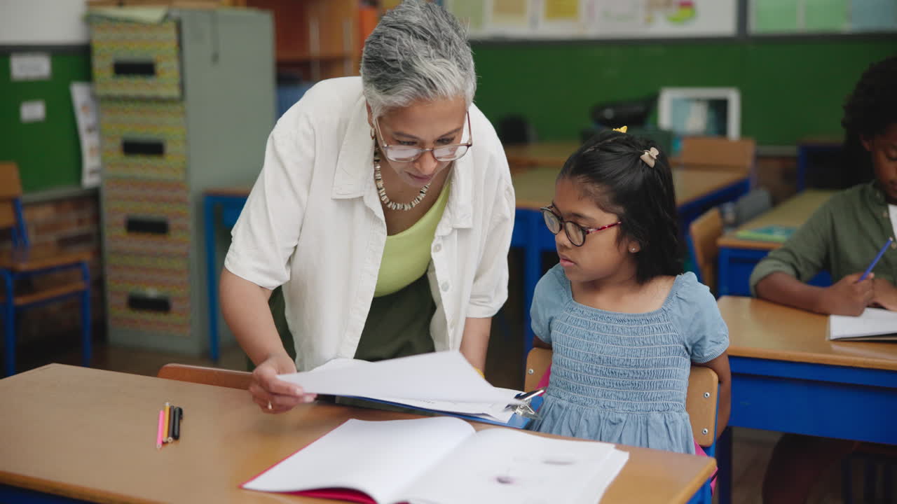 maestro ayudando a los estudiantes en el aula