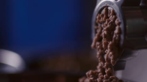 detalles del proceso de molienda de la carne en una picadora