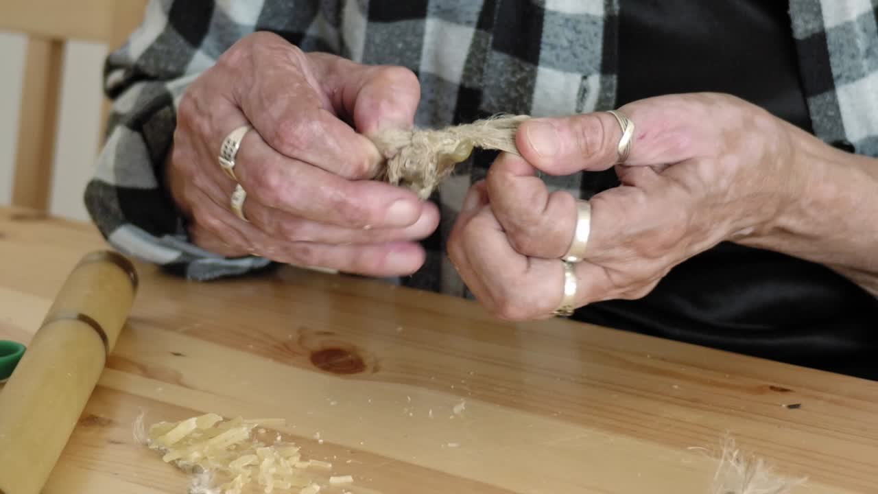 susurrador de polonia, rito popular, anciana preparación para quemar lino-2