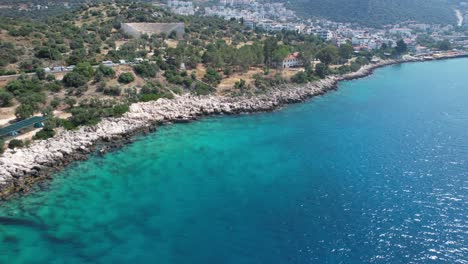 drohnenaufnahme von kaş blauem wasser und amphitheater in der region antalya in der türkei