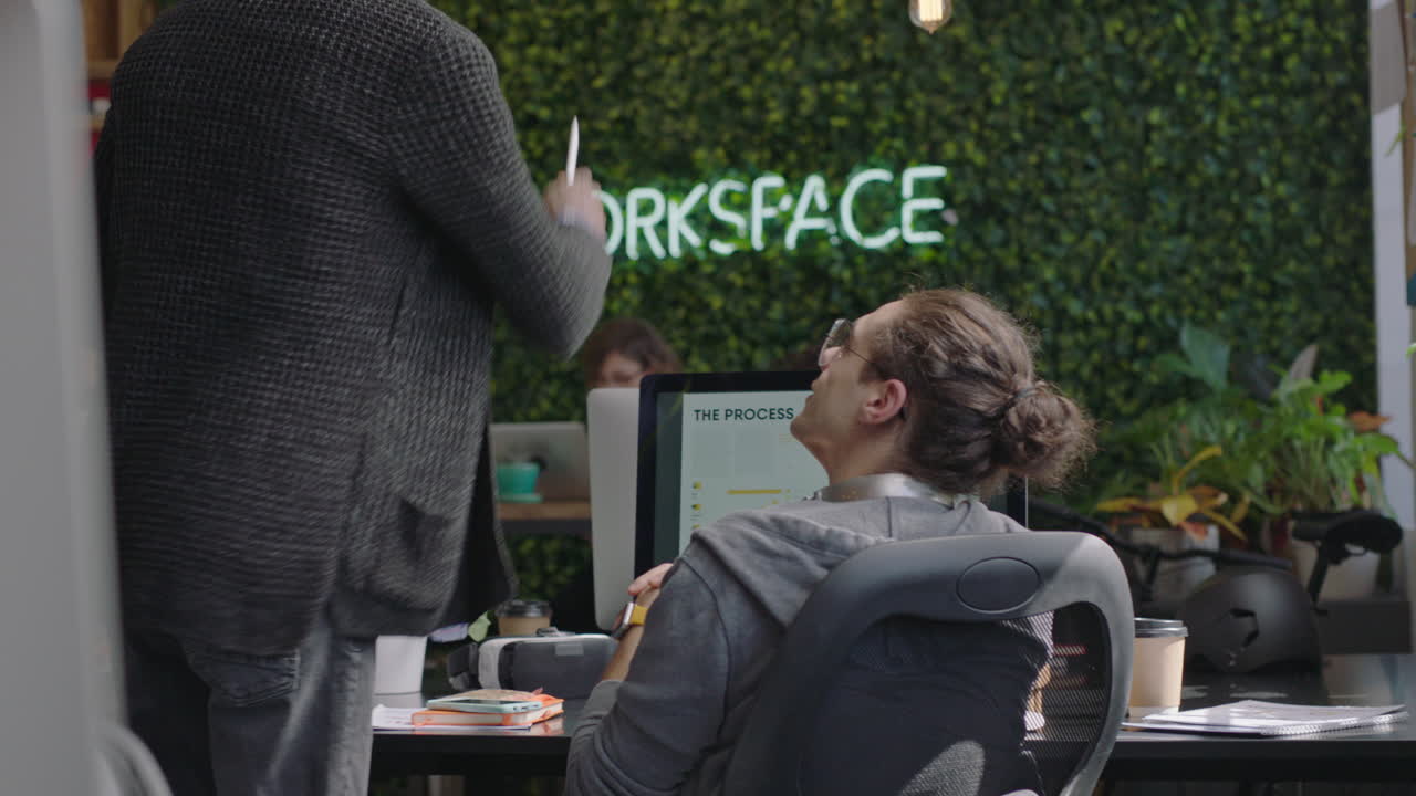 gente de negocios haciendo una lluvia de ideas líder de equipo afroamericano hombre compartiendo ideas discutiendo retroalimentación colegas trabajando en un proyecto de marketing trabajo en equipo en una oficina moderna