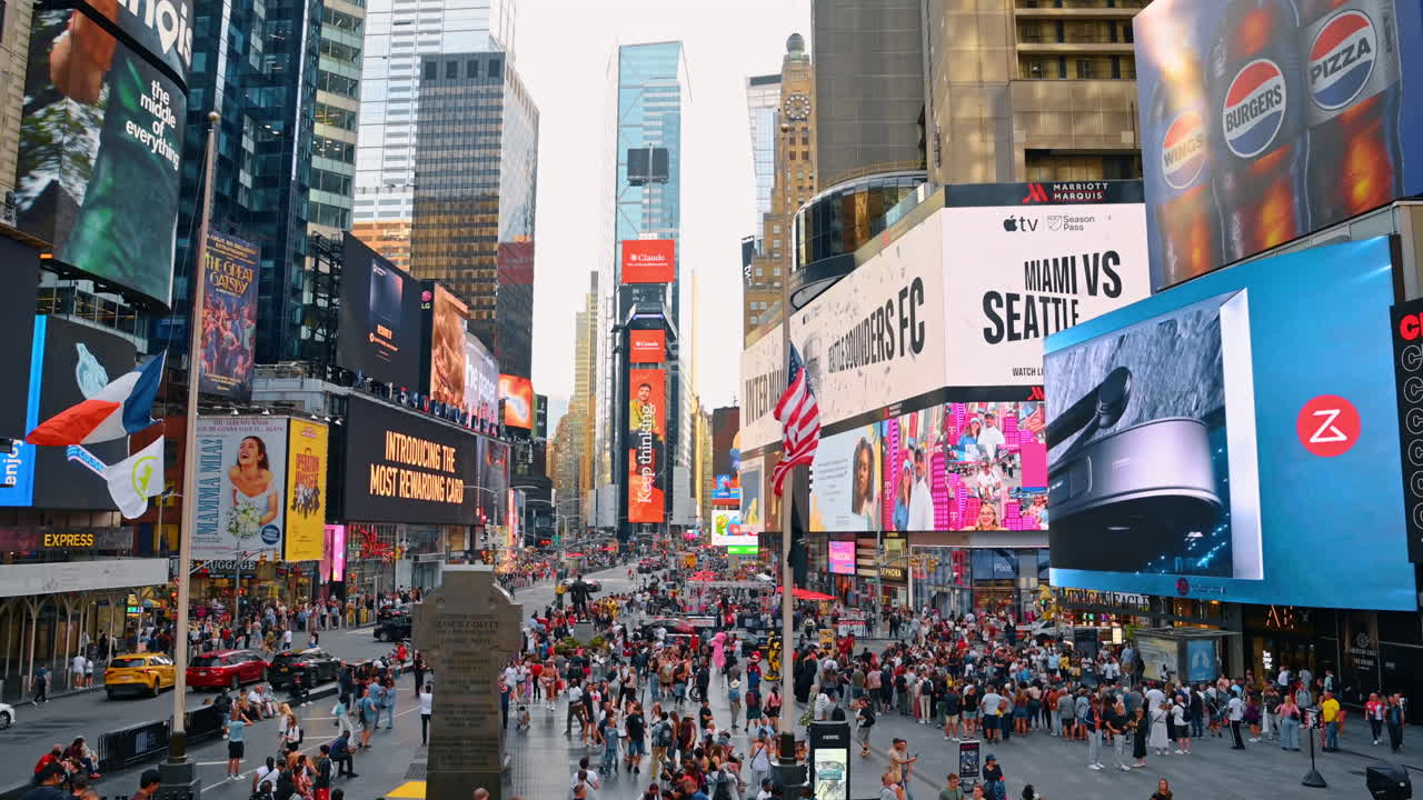 Folla diurna a Times Square. Giornata intensa a Times Square, con persone che esplorano, ammirano i cartelloni pubblicitari luminosi e si immergono nell'atmosfera vivace