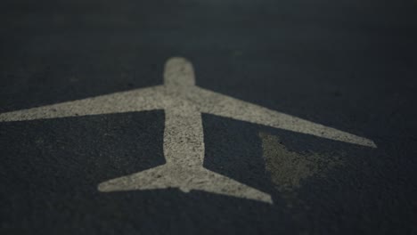 cartel de avión pintado en la pista del aeropuerto, primer plano