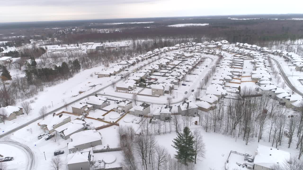 눈 덮인 커뮤니티의 이웃 겨울 공중