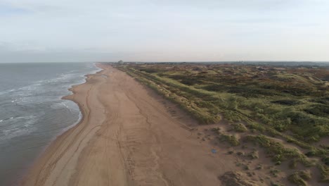 Vista-Aérea-De-La-Larga-Playa-De-Arena-En-El-Mar-Del-Norte,-Holanda-Del-Sur,-Países-Bajos-Cerca-De-Katwijk