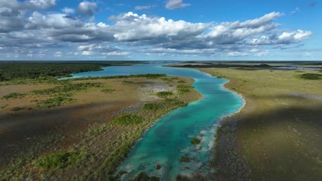 vista aérea sobre los rápidos de bacalar, en la soleada quintana roo, méxico - levantamiento, disparo de drones