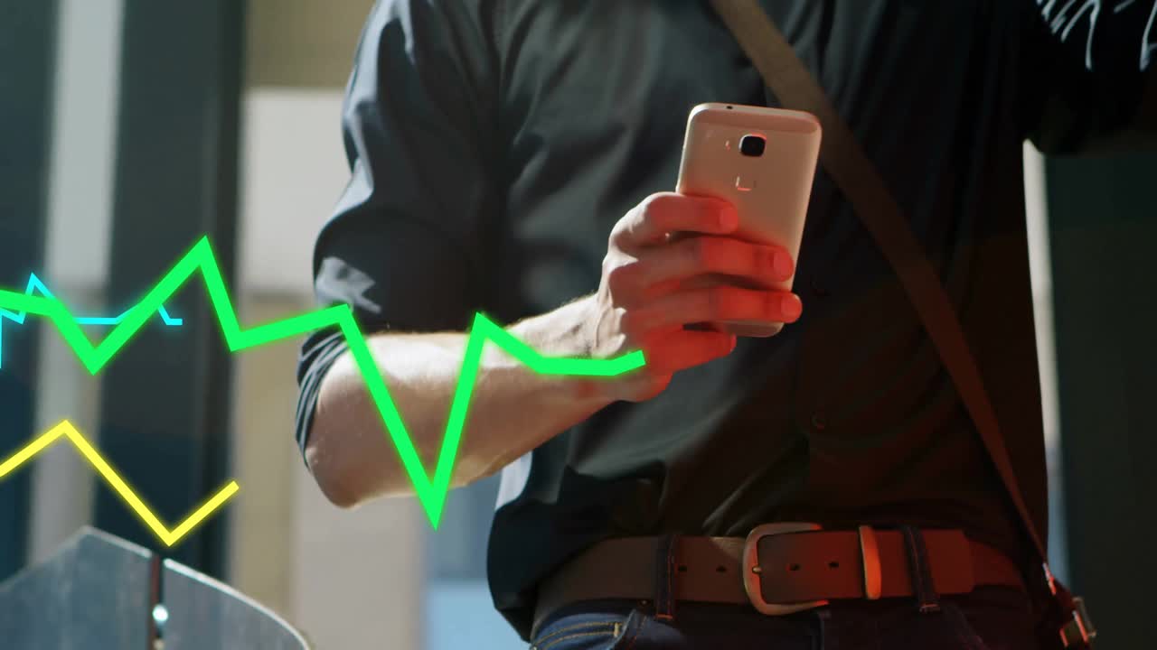 Man houdt smartphone omhoog bij lobbyrailing en drinkt koffie terwijl hij financiële trendanimatie volgt.