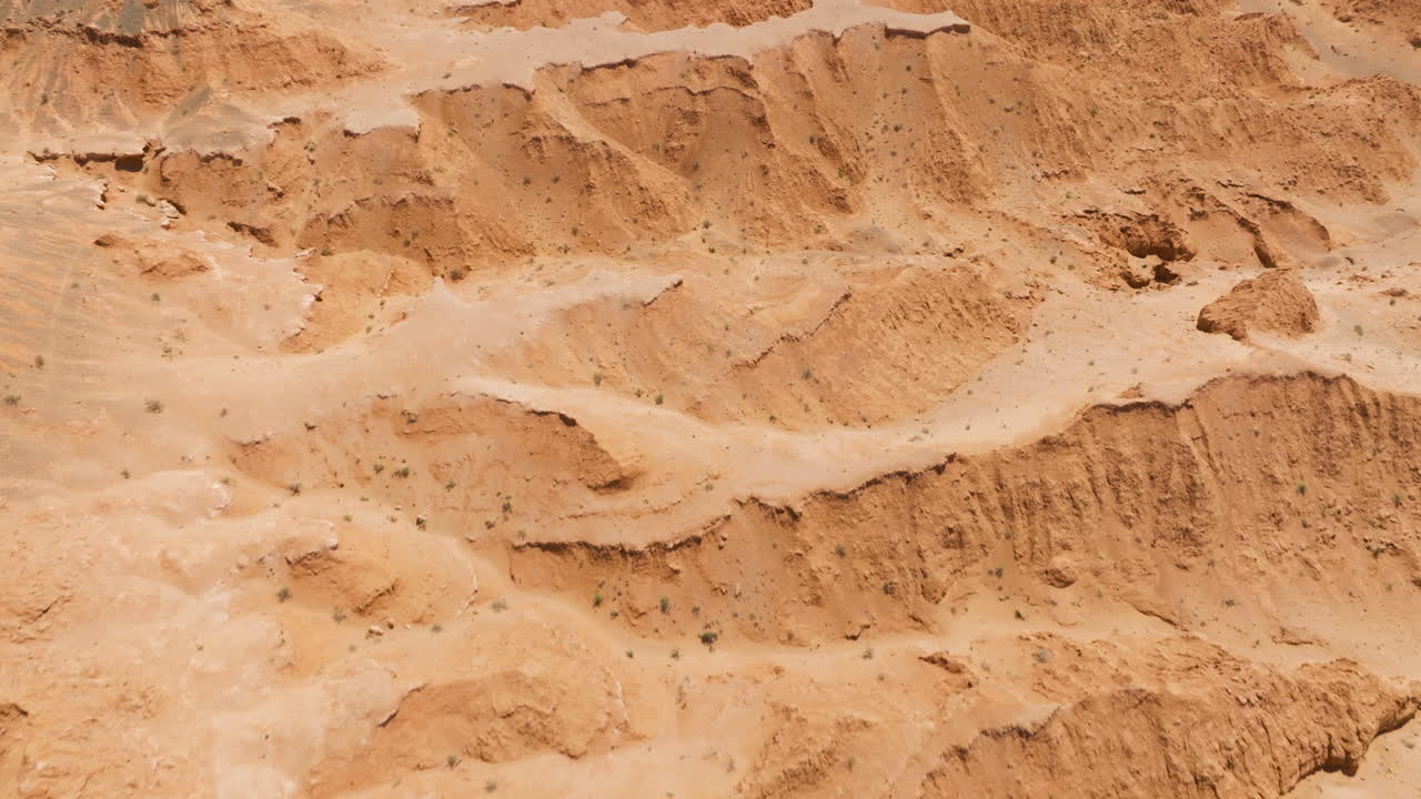 bayanzag acantilados en llamas en mongolia durante el día - toma aérea de drones