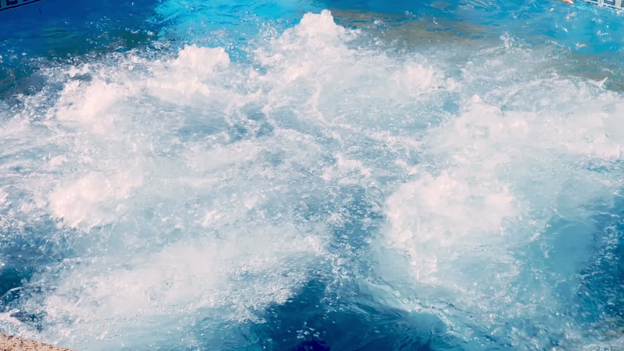 핫. 클로즈업. 개방된 핫에서 거품이 나는 물, 수영장. 열대 리조트, 바가