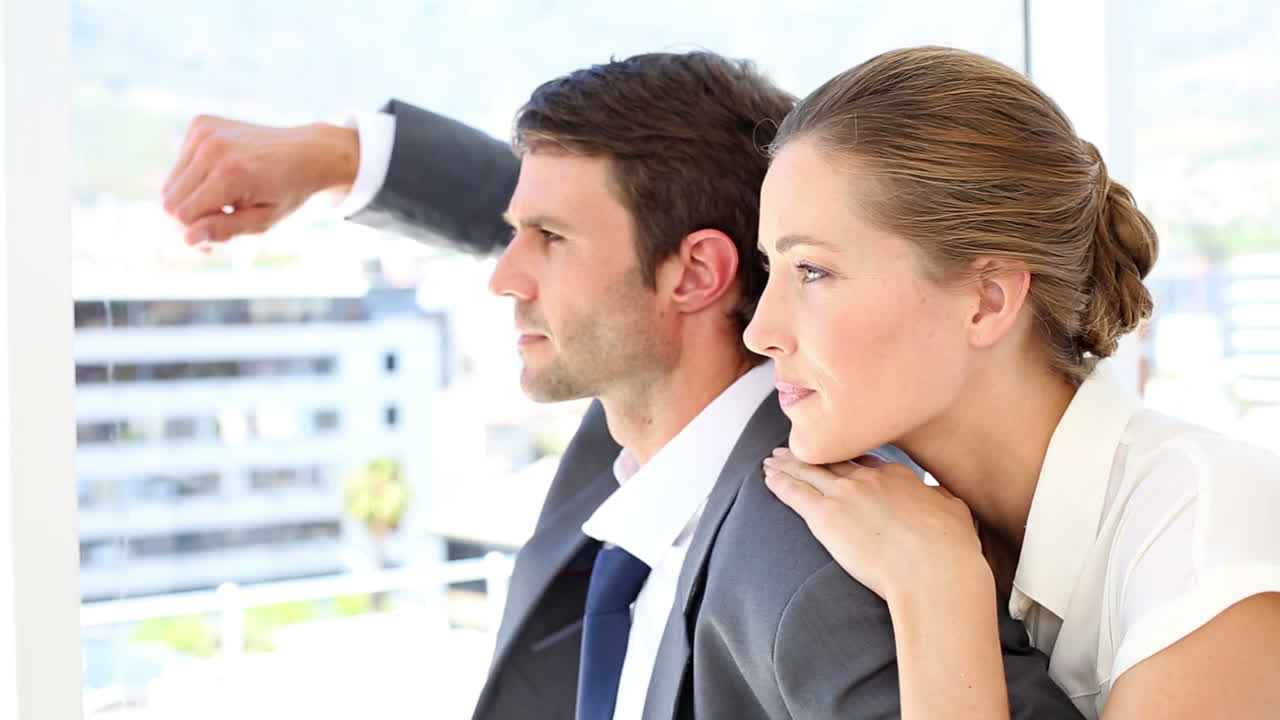 mujer de negocios apoyándose en el hombro de sus colegas