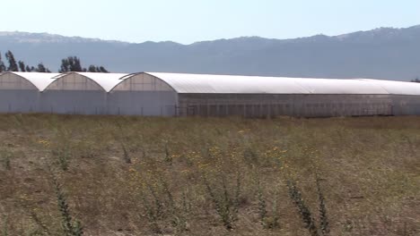 Toma-Panorámica-De-La-Casa-Verde-En-California,-Estados-Unidos