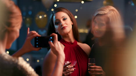 amigos celebrando en una fiesta