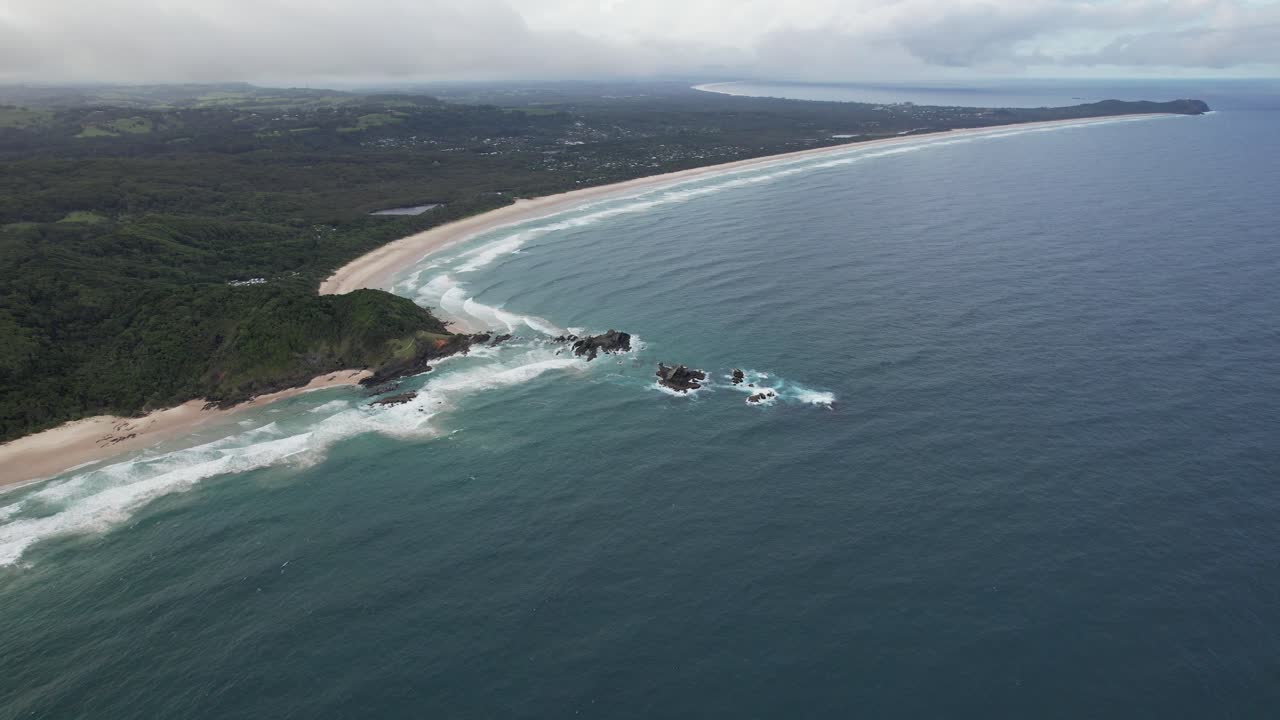 playa de broken head, bahía de byron, nsw, australia - panorámica aérea
