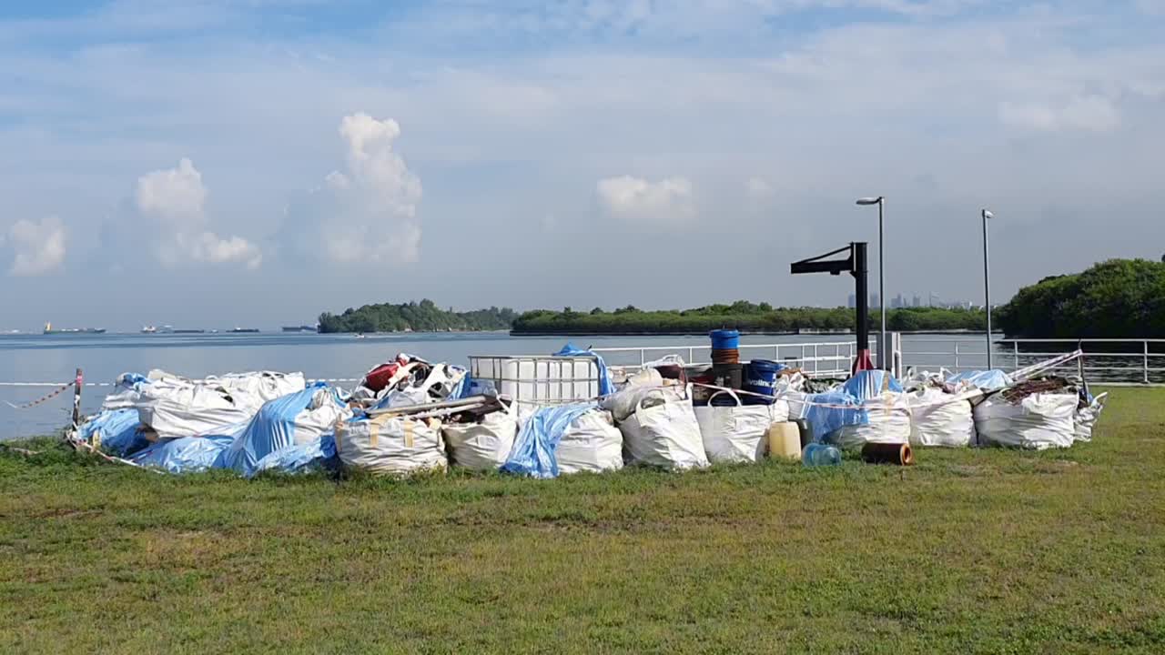 싱가포르의 남쪽 섬에 영향을 미친 2024년 6월 14일 석유 유출 사고 이후 해양 청소에 사용된 바가에 있는 건축 재료