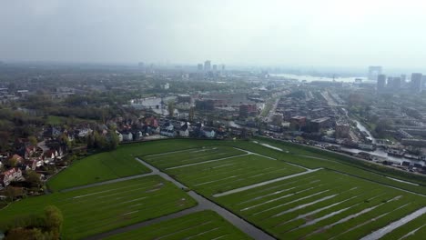 Grüne-Felder-Mit-Wasserkanälen-Am-Ufer-Des-Zijkanaal-I-Im-Norden-Von-Amsterdam-In-Der-Nähe-Des-Stadtzentrums-Und-Des-Flusses-IJ-In-Den-Niederlanden